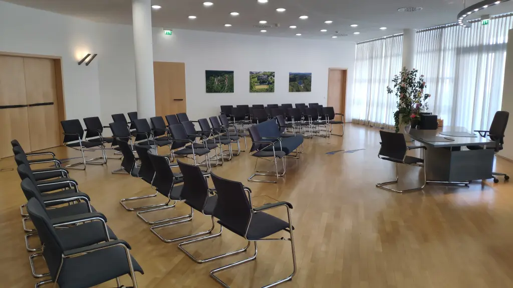 Foto: Das Trauzimmer im Rathaus an der Volme mit mehreren Stuhlreihen und einer Fensterfront.