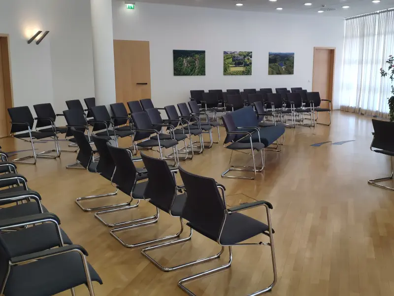 Foto: Das Trauzimmer im Rathaus an der Volme mit mehreren Stuhlreihen und einer Fensterfront.