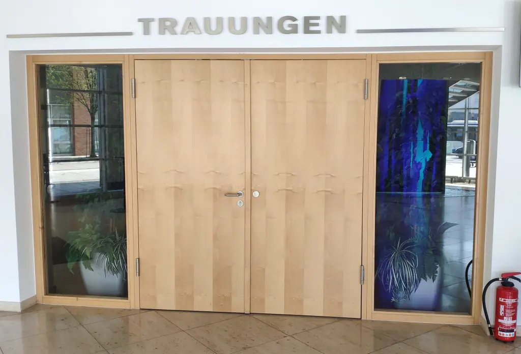 Foto: Eine breite Eingangstür zum Trauzimmer im Rathaus an der Volme.