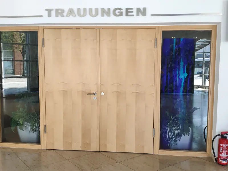 Foto: Eine breite Eingangstür zum Trauzimmer im Rathaus an der Volme.