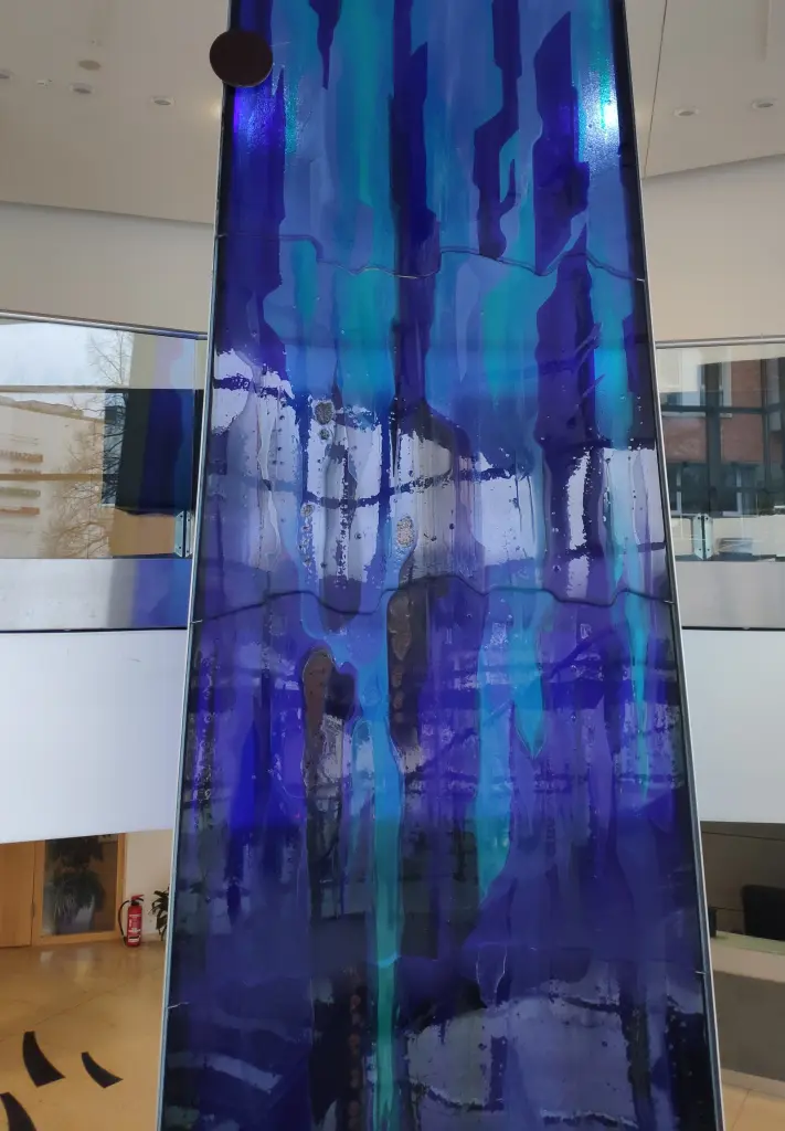 Foto: Ein blauer Glaslauf, der sich im Rathaus an der Volme vor dem Eingang zum Trauzimmer in die Höhe erstreckt.
