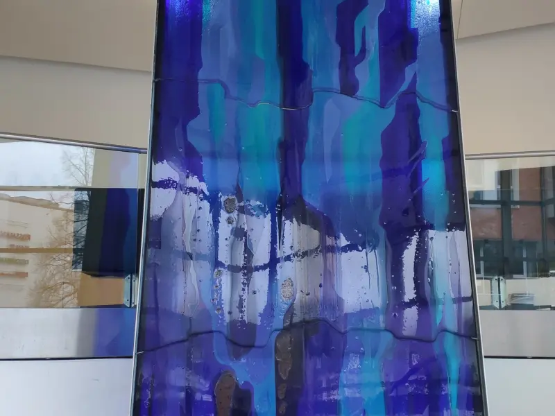 Foto: Ein blauer Glaslauf, der sich im Rathaus an der Volme vor dem Eingang zum Trauzimmer in die Höhe erstreckt.