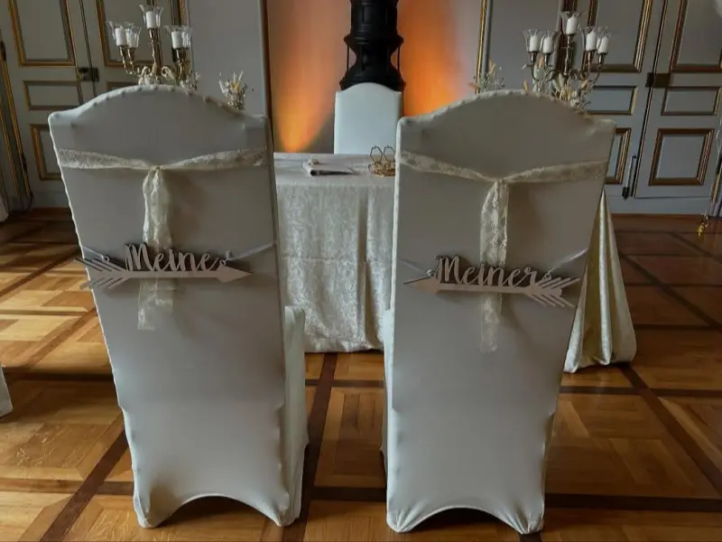 Foto: Zwei mit weißem Stoff überzogene Stühle mit der Aufschrift "Meiner" und "Meine"