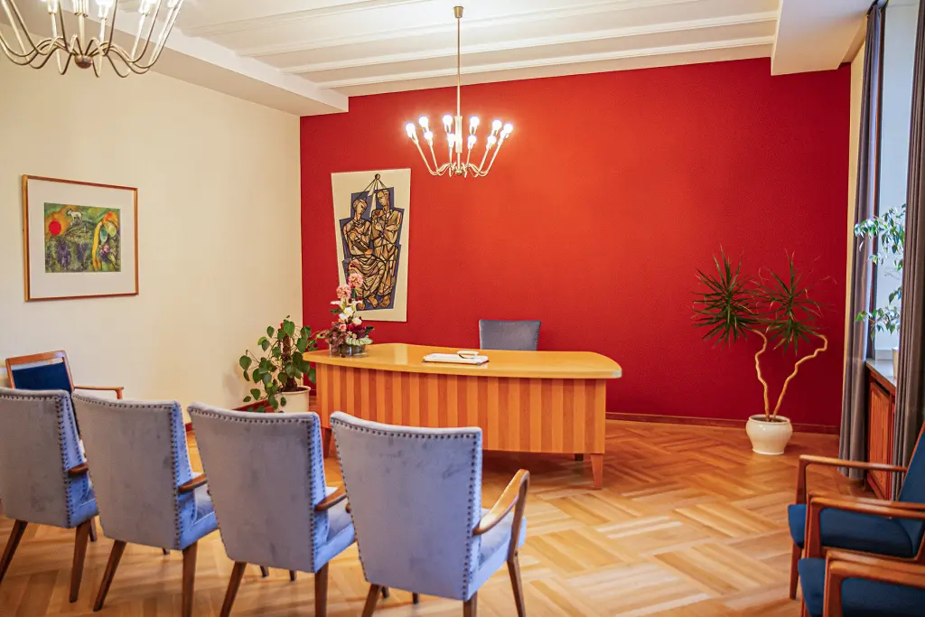 Foto: Ein Trauzimmer mit Stuckdecken und Kronleuchtern und einem edlen Parkett.