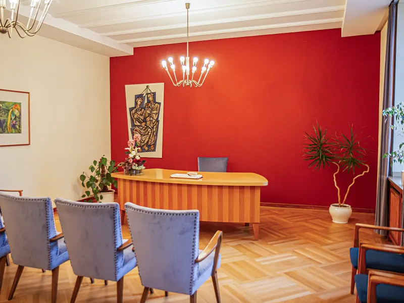 Foto: Ein Trauzimmer mit Stuckdecken und Kronleuchtern und einem edlen Parkett.