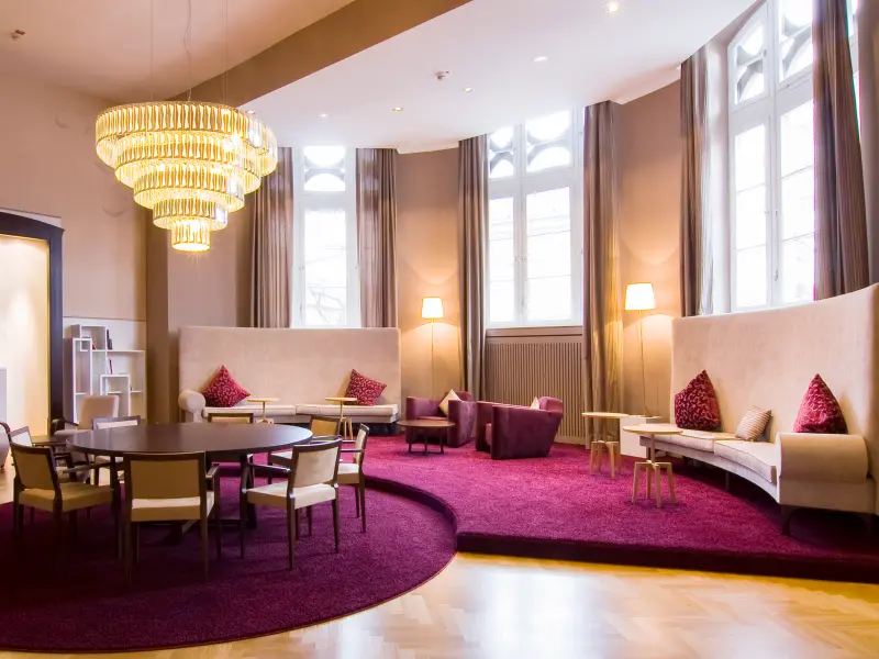 Foto: Das Trauzimmer im Osthaus Museum mit einem großen Kronleuchter und einer Sitzecke.