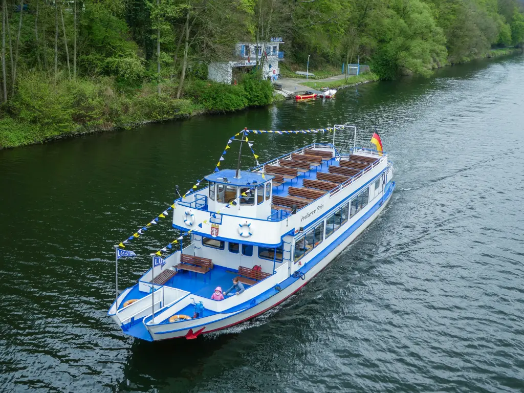 Foto: Ein Personenschiff auf einem breiten Fluss.