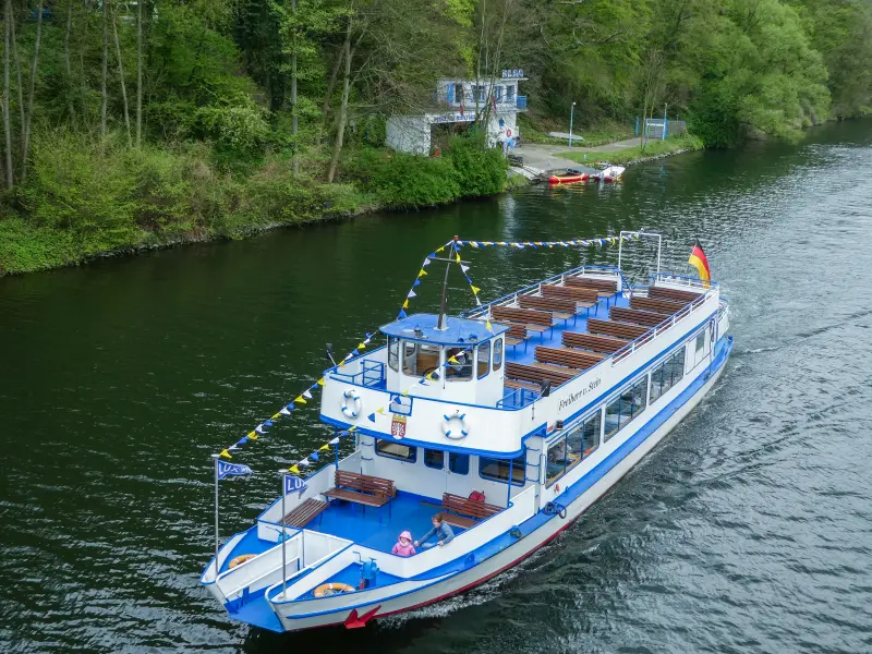 Foto: Ein Personenschiff auf einem breiten Fluss.