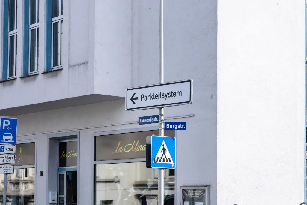 Foto: Ein Schild an einer Laterne mit einer Beschilderung für das Parkleitsystem in der Hagener Innenstadt.
