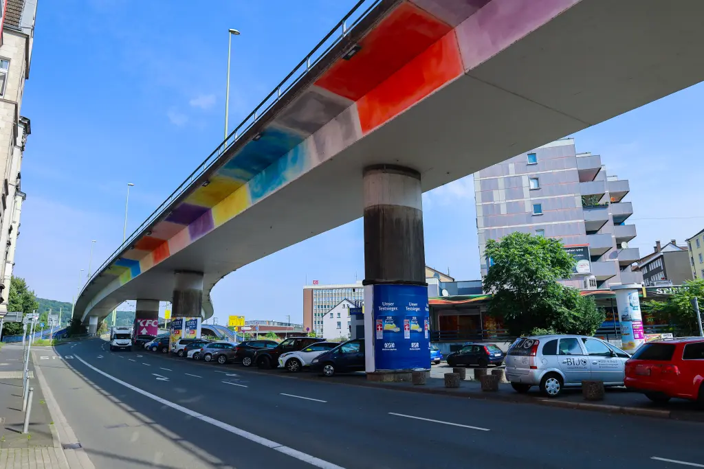 Foto: Die Brücke "Ebene II" mit bunten Graffitis an der Seite, aufgenommen aus der Froschperspektive.