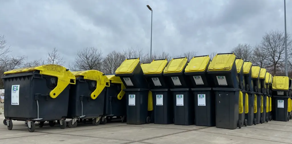 Foto: Es werden viele Wertstofftonnen gezeigt.
