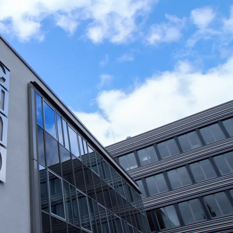Foto: Ein Schulgebäude von unten fotografiert.