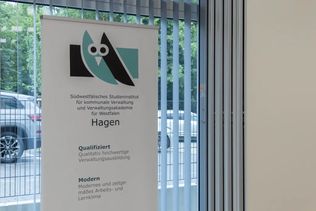 Foto: Ein Infopunkt des Südwestfälischen Studieninstituts mit dem Logo und Informationen zum Programm.