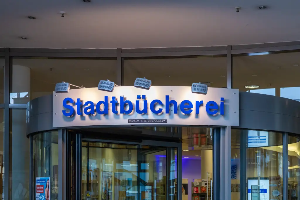 Foto: Zu sehen ist der Eingang der Stadtbücherei.