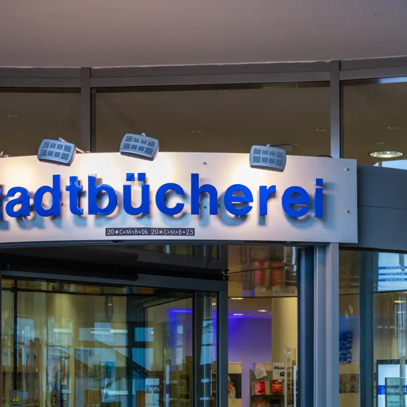 Foto: Zu sehen ist der Eingang der Stadtbücherei.