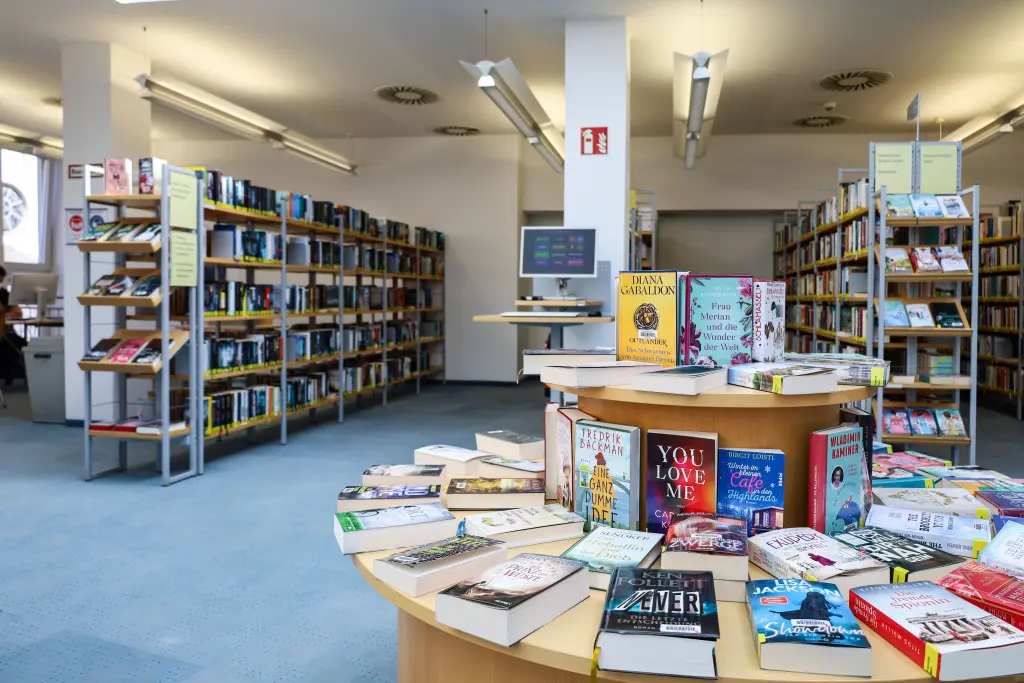 Foto: Bücherregale und -ablagen in der Stadtteilbücherei Hohenlimburg.