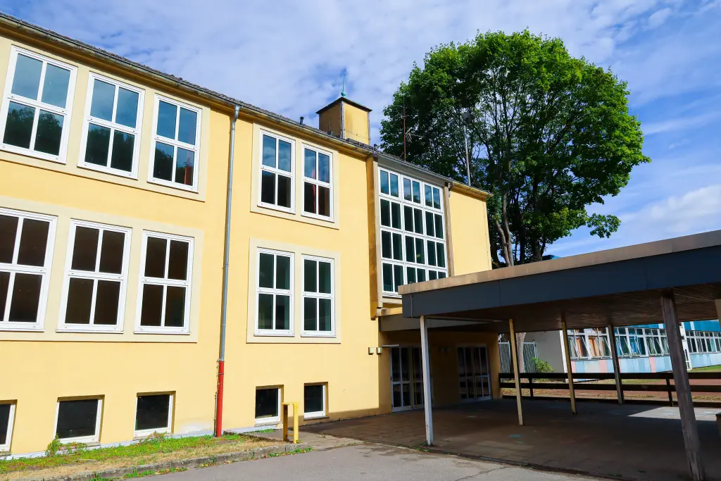 Foto: Das Gebäude der August-Hermann-Franke Schule mit einem überdachten Pavillon.