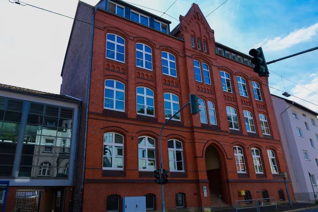 Foto: Das Gebäude der Astrid-Lindgren Grundschule von außen.