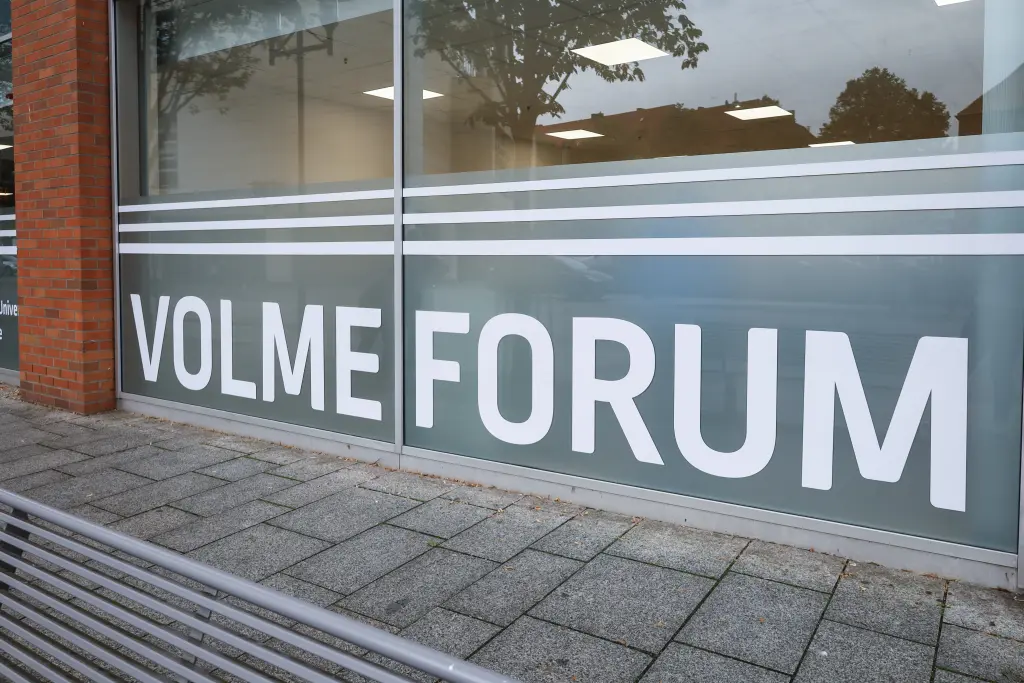 Foto: Die Glaswand des Volme Forums von außen.
