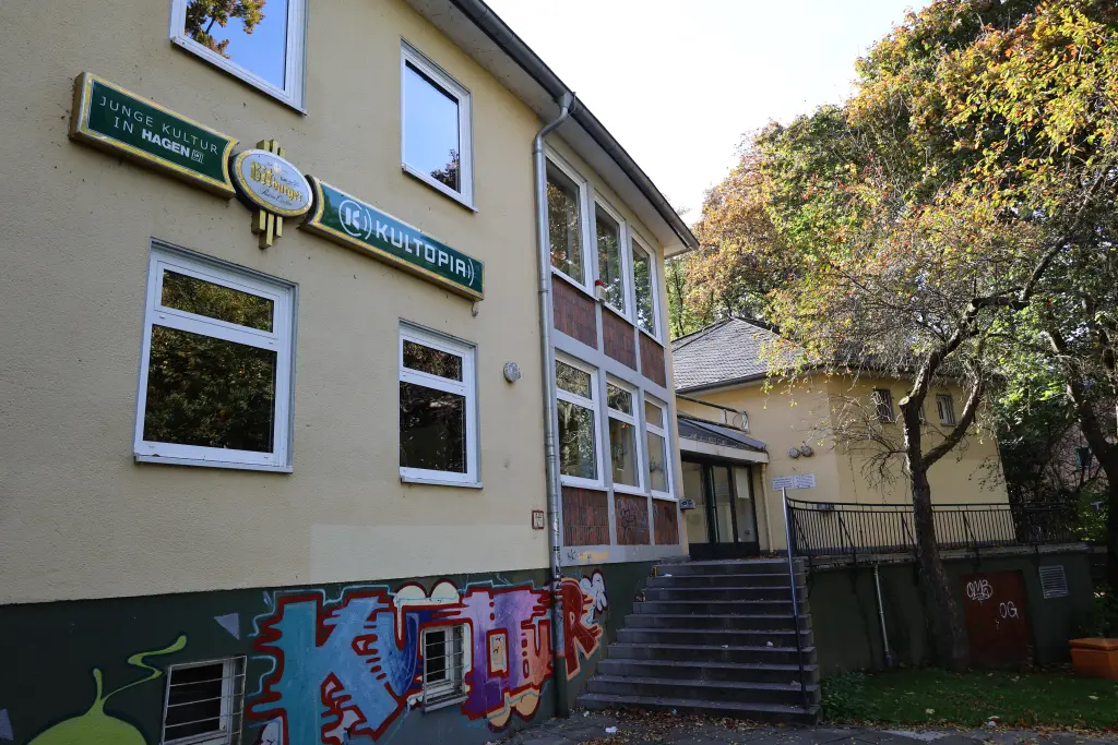 Foto: Der Eingangsbereich des Kultopia mit Grafitti und einem herbstlichen Baum.