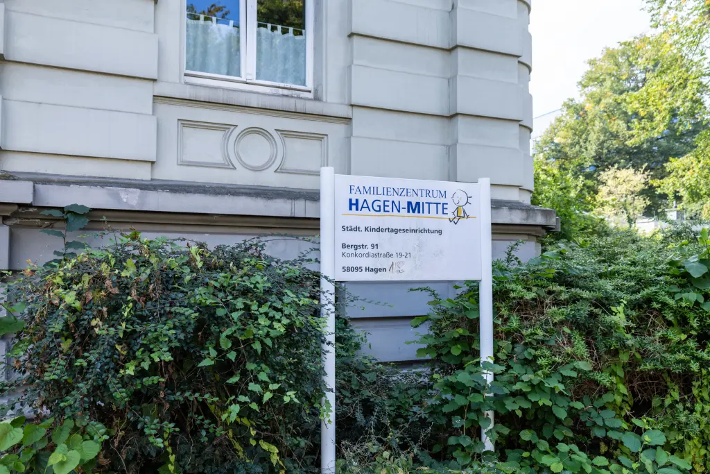Foto: Ein Schild vor einem Geb&auml;ude weist auf das Familienzentrum Mitte hin.