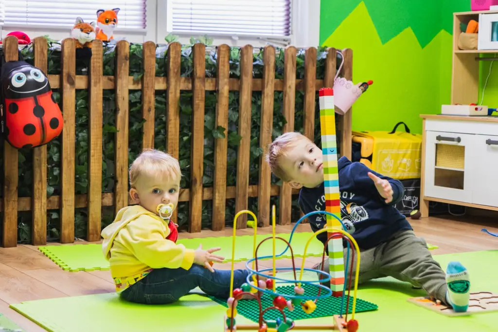 Foto: Zwei Kleinkinder spielen in einer Kindertagespflege mit Legos.