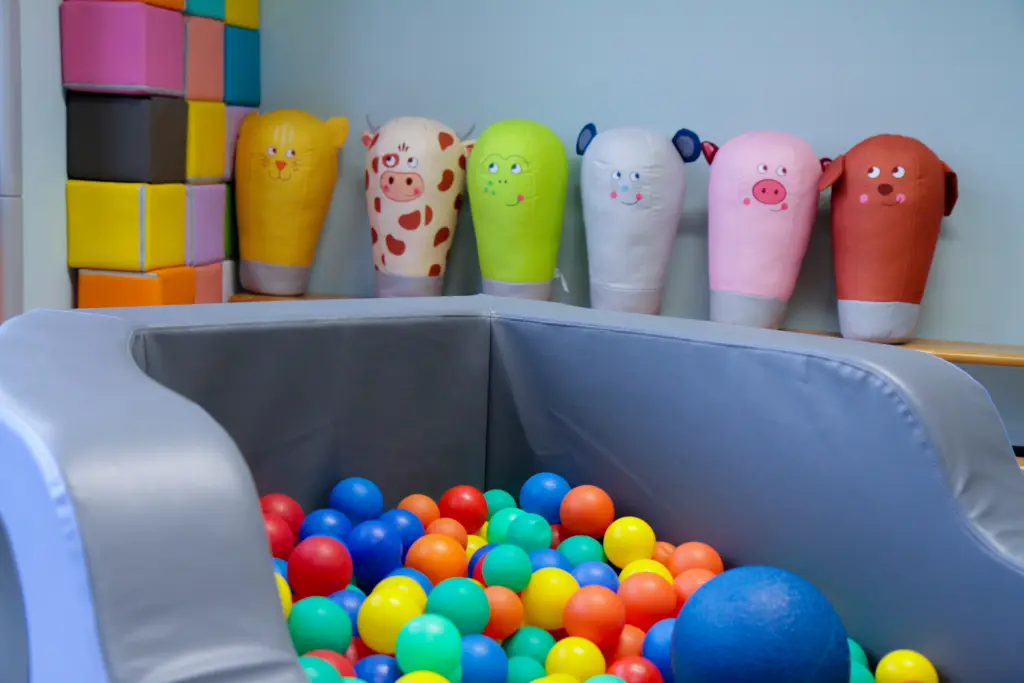 Foto: Eine Spieleecke mit Bällebad und Kuscheltieren in einer Kindertageseinrichtung.