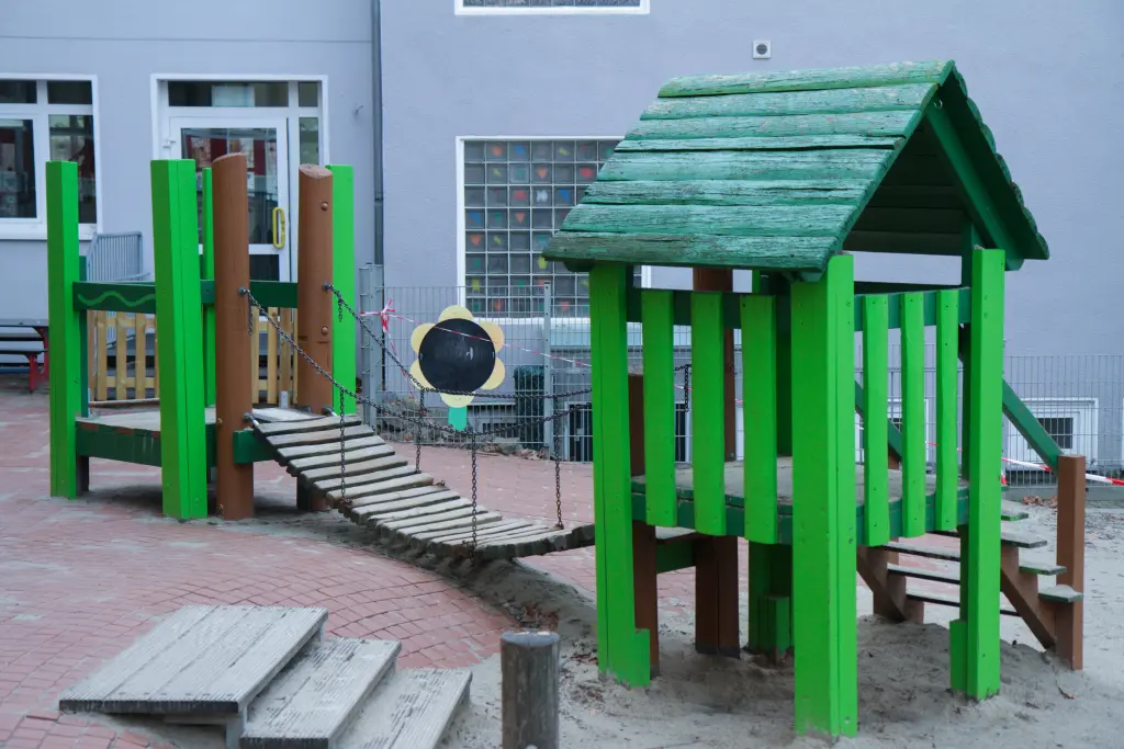 Foto: Ein Klettergerüst mit Leiter auf dem Außengelände der Kita Gutenbergstraße in Hagen.