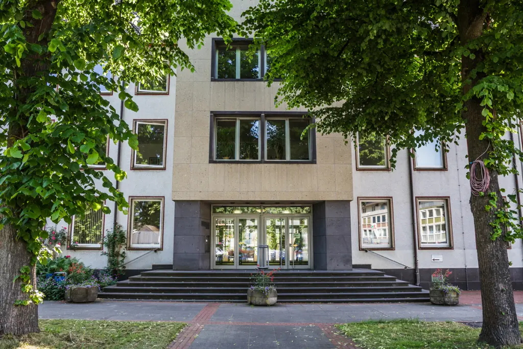 Foto: Frontalansich des Eingangsbereichs vom Rathaus Hohenlimburg.