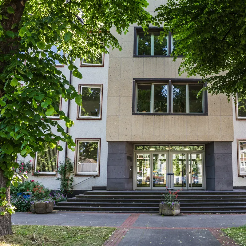 Foto: Frontalansich des Eingangsbereichs vom Rathaus Hohenlimburg.