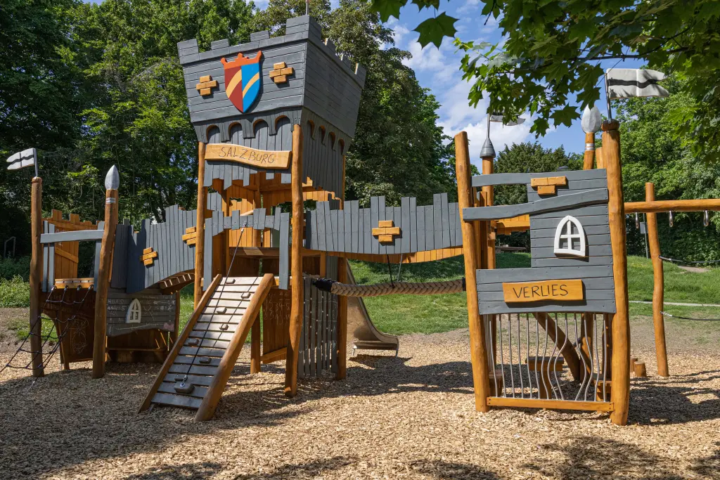 Foto: Ein modernes Klettergerüst auf einem Spielplatz.