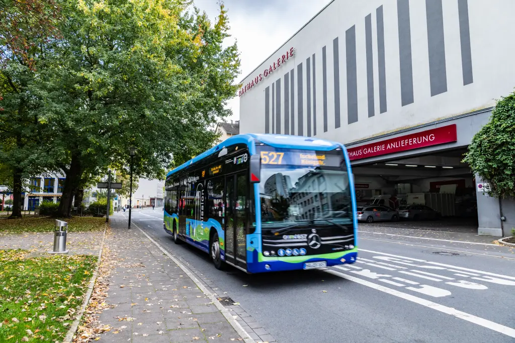 Foto: Ein elektronischer Bus der HST fährt am Dr.-Ferdinand-David-Park vorbei.