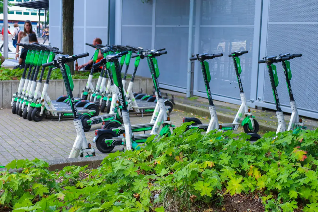Foto: Mehrere abgestellte E-Roller der Marke Lime.