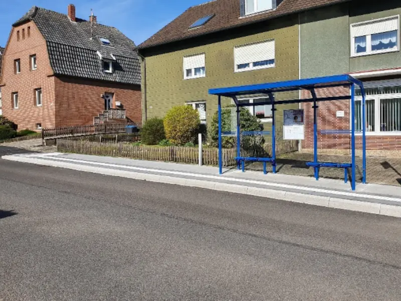 Bild zeigt die barrierefrei ausgebaute Haltestelle Seniorenzentrum Buschstraße