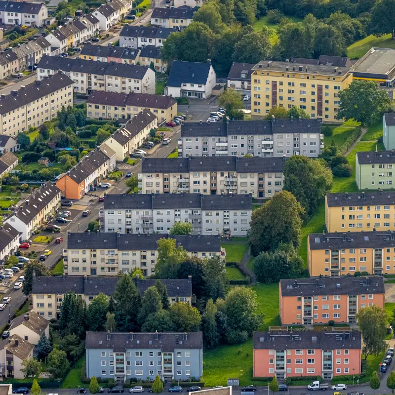 Foto: Luftbild von einer Wohnsiedlung von bunten Mehrfamilienh&auml;usern