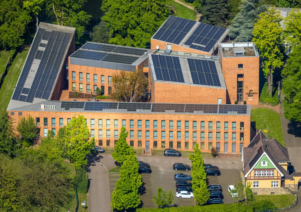 Foto: Ein großes Gebäude mit Solarpanelen auf den Dächern.
