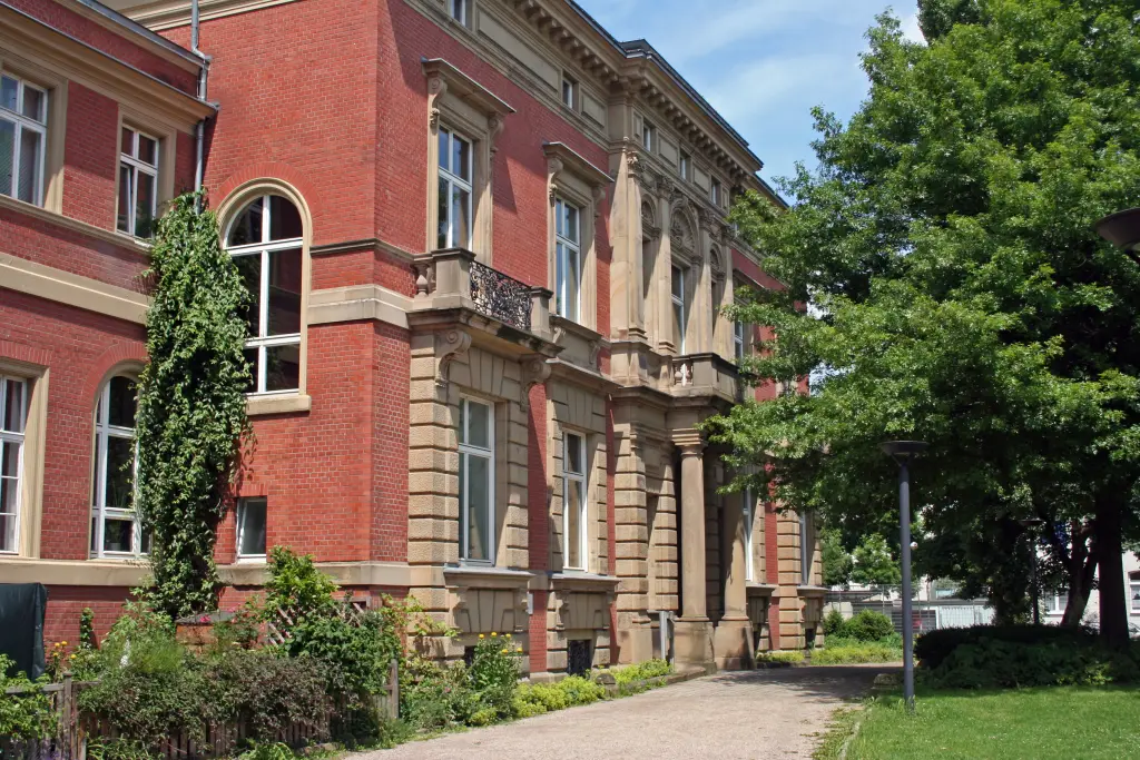 Eine Außenaufnahme einer alten Villa aus rotem Backstein.