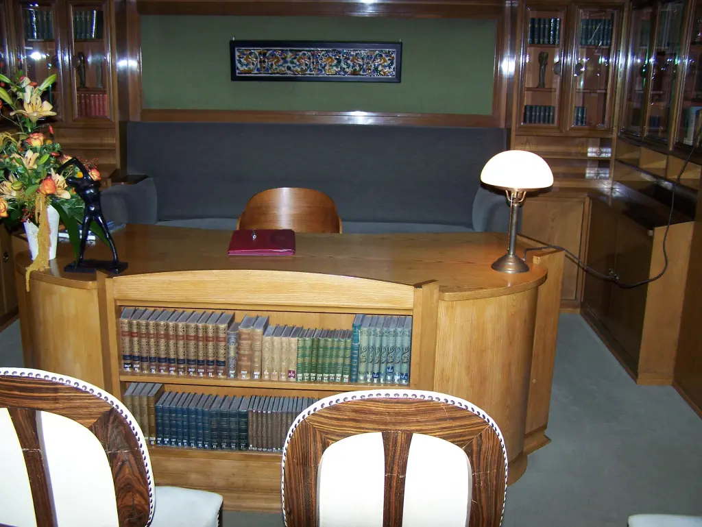 Foto. Das Trauzimmer im Hohenhof mit dunklen, schweren Holzmöbeln.
