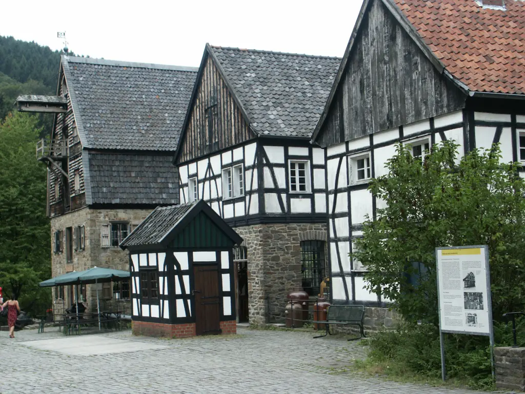 Foto: Mehrere alte Fachwerkhäuser im Freilichtmuseum.