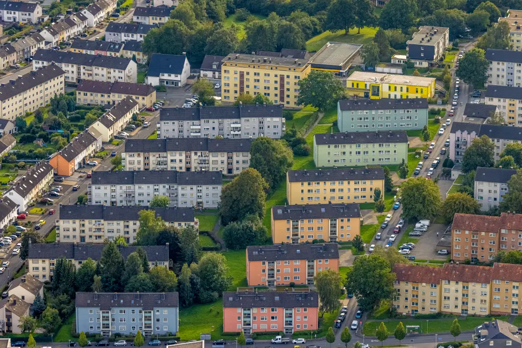 Foto: Luftbild von einer Wohnsiedlung von bunten Mehrfamilienhäusern