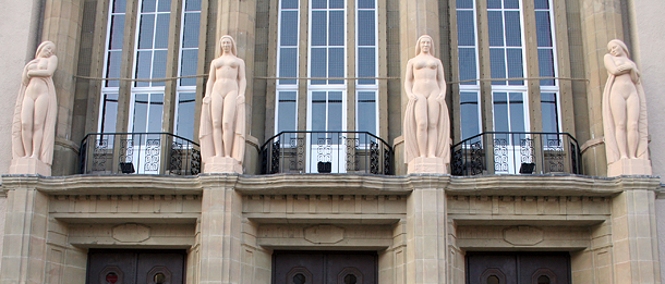 Antike Musen von der Hagener Bildhauerin Milly Steger schmücken den Haupteingang. (Foto: Karsten-Thilo Raab/Stadt Hagen) Antike Musen von der Hagener Bildhauerin Milly Steger schmücken den Haupteingang. (Foto: Karsten-Thilo Raab/Stadt Hagen)