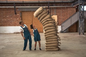 Elabö: Ein nonverbales Zirkustheaterstück mit zwei ungleichen Figuren und einem großen Stapel Säcke erwartet das Publikum beim Auftritt von Elabö. (Foto: Johannes Feldmann)