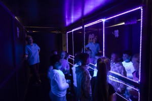 Im Kariestunnel können die Schülerinnen und Schüler sehen, wo sie ihre Zähne noch besser putzen sollten. (Foto: Aaron Schlütter/Stadt Hagen)