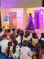 Die Kinder der Emil-Schumacher-Schulen schauen gebannt dem Musiktheaterstück „Held und Huhn“ des „Achja!“-Theaters Witten zu. (Foto: Kerstin Hoffmann)
