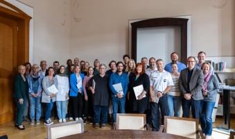 Oberbürgermeister Erik O. Schulz (4.v.l.) bedankt sich bei Mitarbeitenden der Stadtverwaltung für ihr besonderes Engagement. (Foto: Carolina Freihoff/Stadt Hagen)