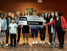 Emil-Schumacher-Schule: Die Mitglieder der Initiative-Gruppe freuen sich über den Beitritt der Emil-Schumacher-Schule zum Netzwerk „Schule ohne Rassismus – Schule mit Courage“. (Foto: Anatolij Denisenko)