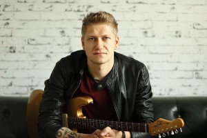 Der erfahrene Live- und Studiomusiker Sean Athens leitet den Grundkurs für E-Gitarre. (Foto: Sean Athens)