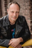 Im Theater an der Volme nimmt der Autor und Ex-Undercover-Polizist Mark Fahnert Interessierte mit auf eine Reise in spannende Kriminalfälle. (Foto: Marion Koell)