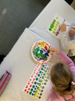 Im sprachfördernden Herbstferien-Camp malten die Schüler*innen kreative Bilder. (Foto: Feras Berkdar)