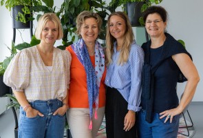 v.l.: Gemeinsam mit ihrer Sachgruppe „Integration durch Bildung“ sind Wenke Wensing, Anja Schaube, Ioanna Lourdas und Marion Rosenberg wichtige Ansprechpartnerinnen für Menschen mit Migrationsgeschichte in Hagen. (Foto: Charlien Schmitt/Stadt Hagen)